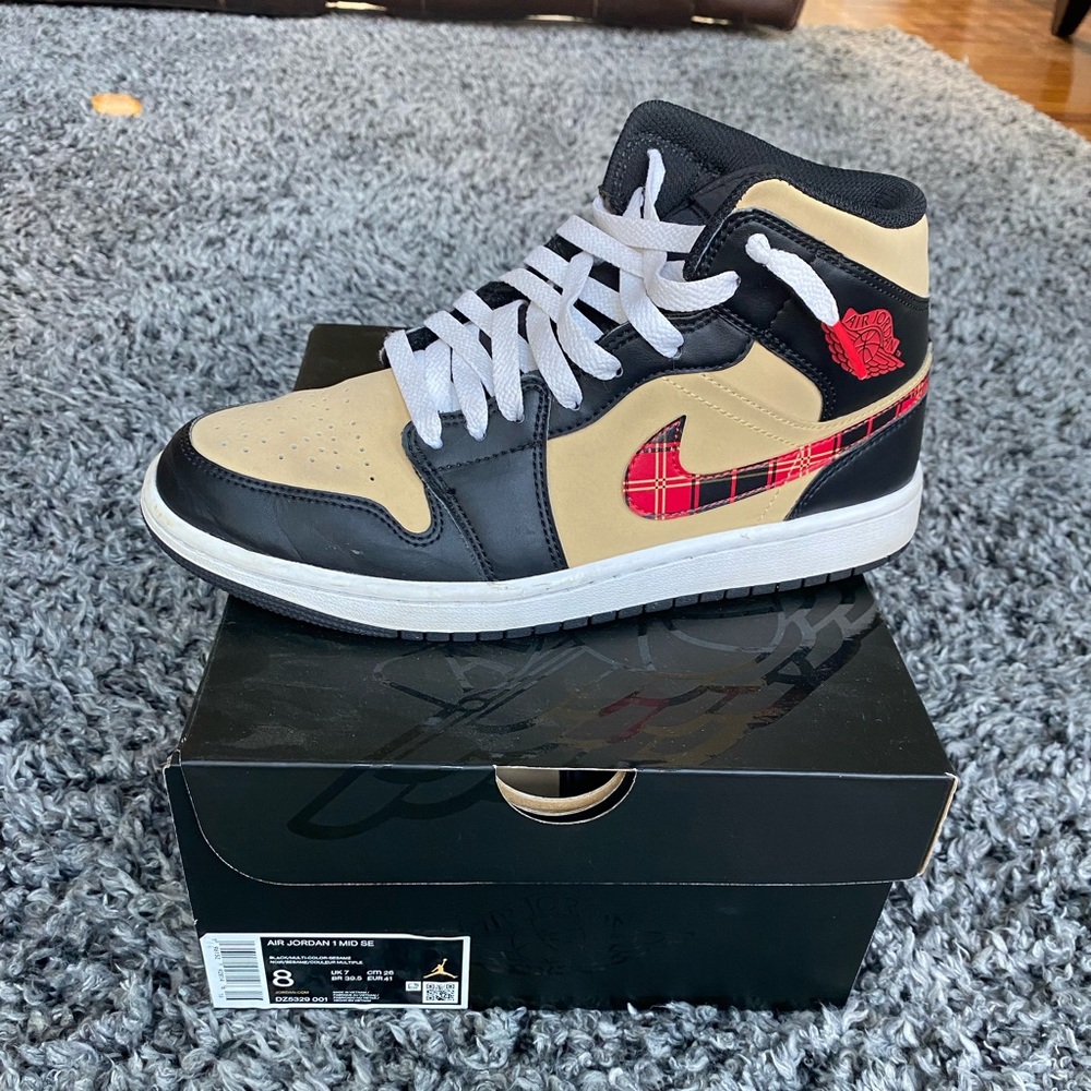 Air Jordan 1 Mid SE. Men’s size 8 very good used condition.